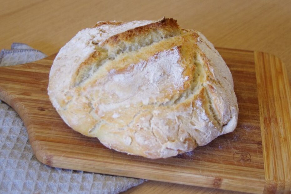 Découvre ma recette de pain cocotte ultra facile ! Sans pétrissage, croûte dorée, mie parfaite. Livret recettes gratuit inclus. Simple et délicieux !