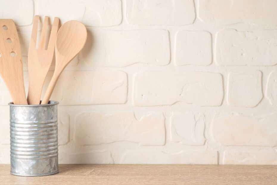 Découvre 7 astuces simples et pratiques pour économiser de l'argent en cuisine, tout en maintenant la qualité des repas