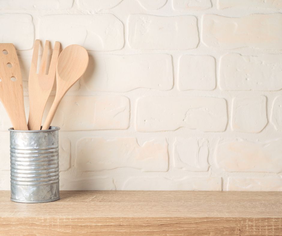 Découvre 7 astuces simples et pratiques pour économiser de l'argent en cuisine, tout en maintenant la qualité des repas