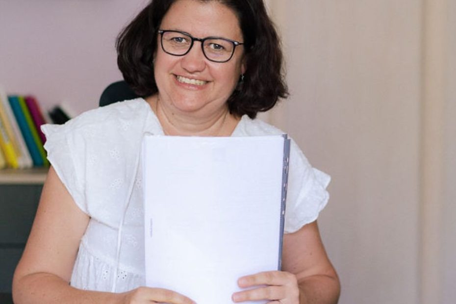 Découvre les vrais coûts de ta procrastination administrative : stress, majorations et charge mentale. Brise ce cercle vicieux avec des astuces simples pour ton quotidien.