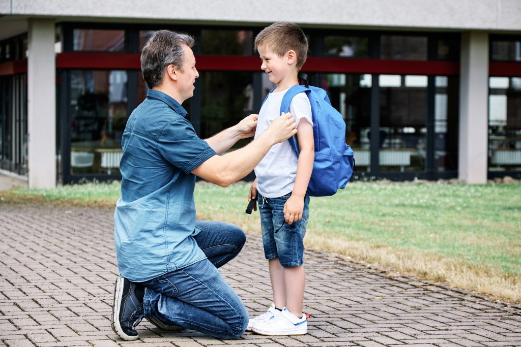 Envie d’immortaliser le premier jour d'école de ton enfant ? Suis nos idées et astuces pour créer une vidéo tendre et pleine de souvenirs à partager !