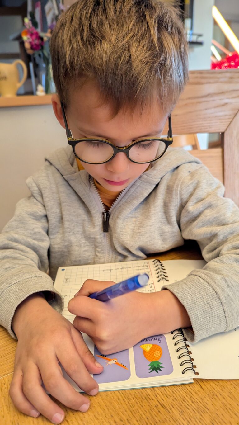 Découvre comment le cahier effaçable ETEA a transformé l'apprentissage de l'écriture de mon fils gaucher. Témoignage + code promo -15% !