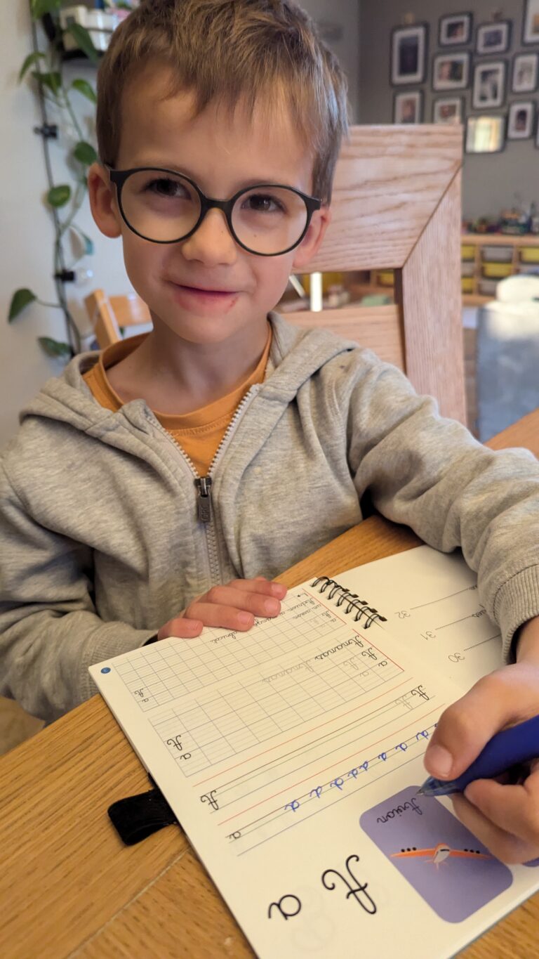 Découvre comment le cahier effaçable ETEA a transformé l'apprentissage de l'écriture de mon fils gaucher. Témoignage + code promo -15% !