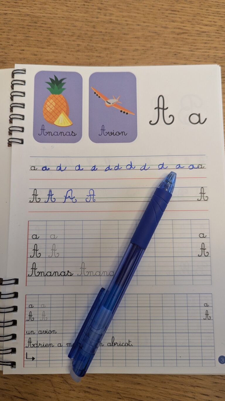 Découvre comment le cahier effaçable ETEA a transformé l'apprentissage de l'écriture de mon fils gaucher. Témoignage + code promo -15% !
