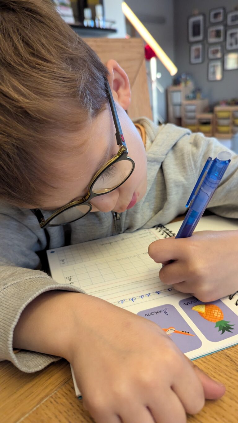 Découvre comment le cahier effaçable ETEA a transformé l'apprentissage de l'écriture de mon fils gaucher. Témoignage + code promo -15% !