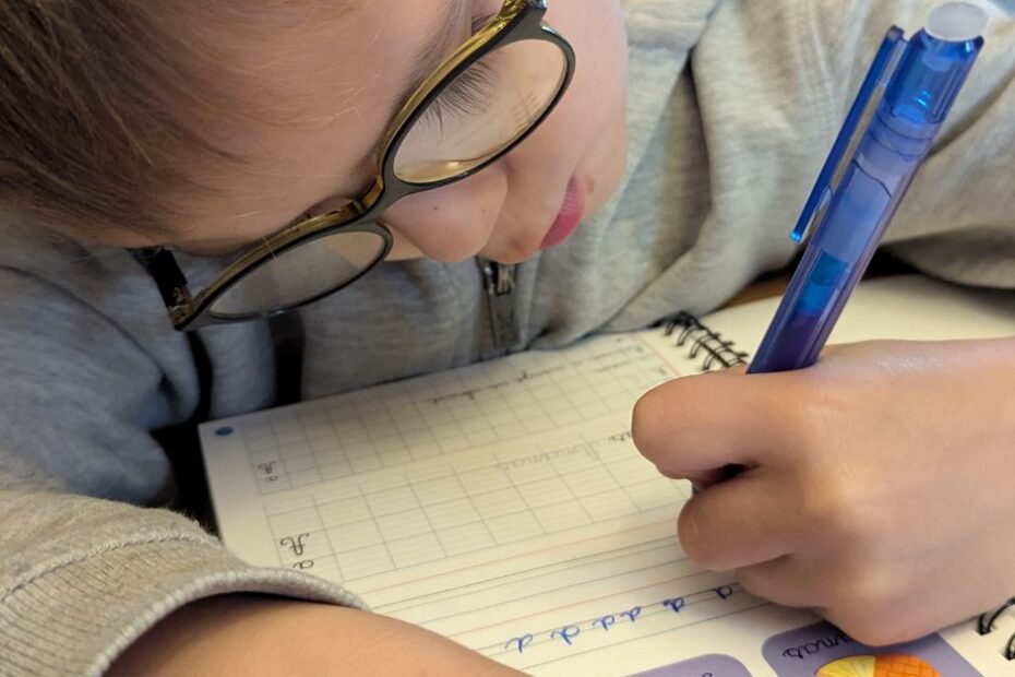 Découvre comment le cahier effaçable ETEA a transformé l'apprentissage de l'écriture de mon fils gaucher. Témoignage + code promo -15% !