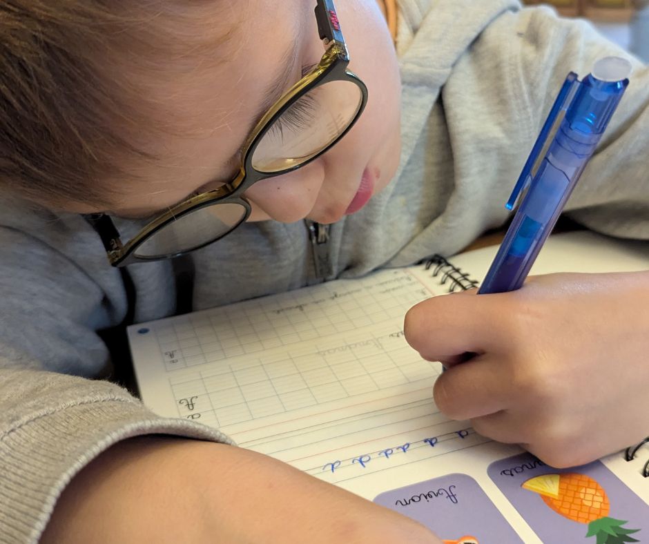 Découvre comment le cahier effaçable ETEA a transformé l'apprentissage de l'écriture de mon fils gaucher. Témoignage + code promo -15% !