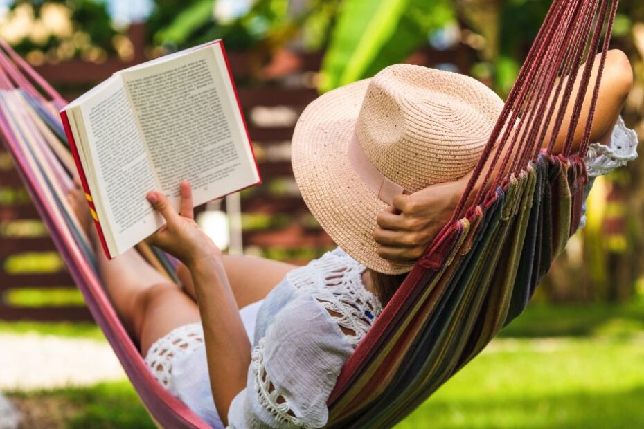 Comment ralentir en été sans culpabiliser ? Découvre 10 idées simples pour alléger ton programme, déconnecter et profiter vraiment de tes vacances.