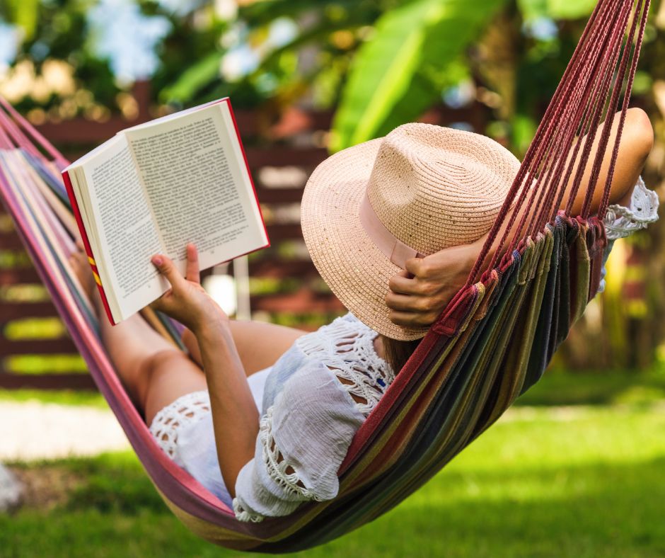 Comment ralentir en été sans culpabiliser ? Découvre 10 idées simples pour alléger ton programme, déconnecter et profiter vraiment de tes vacances.